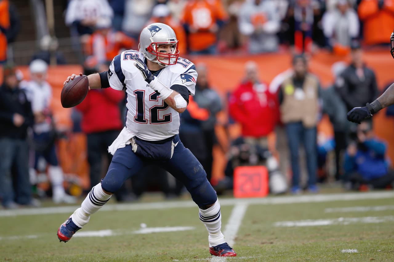 7 - TOM BRADY Su habilidad física y mental son envidiables. Ya es un jugador veterano y no hay muestra de un declive. Quiere jugar 10 años más y es capaz de hacerlo, de jugar hasta los 48 años de edad. Brady es una mezcla de muchos talentos: pasador certero como Montana, lanza “bombas” como Marino, domina el sistema a la Staubach, gana campeonatos como Bradshaw, trabaja duro como Unitas y comparte gloria en el Siglo XXI con Peyton Manning.