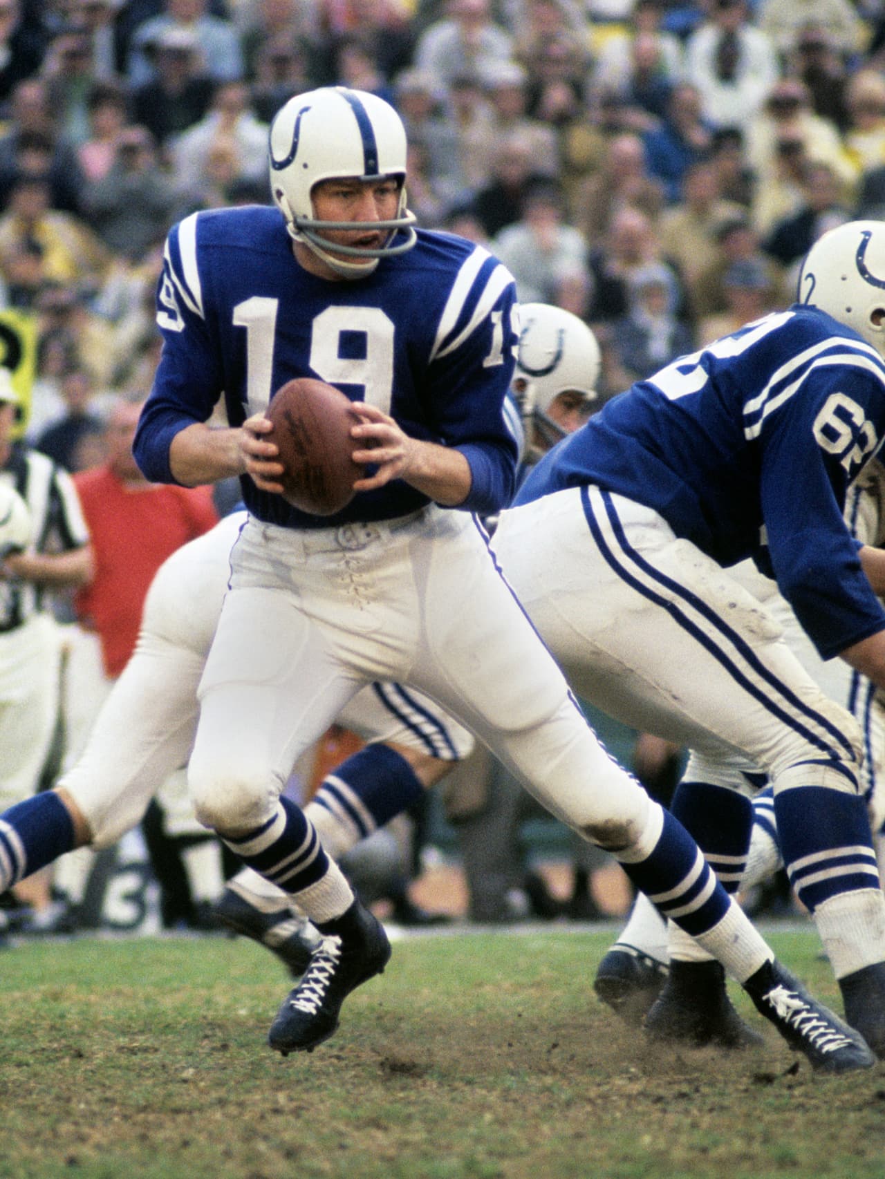 1 - JOHNNY UNITAS Si alguien demostró cómo se juega la posición de quarterback, fue Unitas. Un quarterback busca ganar a como de lugar, odia la derrota, entrega todo lo que tiene, como jugar con una laceración de pulmón y ganar. Unitas lo hizo principalmente con Baltimore Colts en los años cincuenta. Fue líder para sus compañeros, trabajó duro y resultó en un campeón de influencia en futuras generaciones.