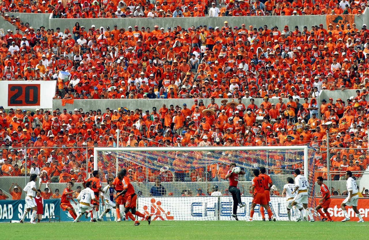 El Clausura 2004 llenó de ilusiones a la hinchada luego de quedar de obtener 42 puntos de los 57 posibles en su disputa con 12 victorias, 6 empates y una derrota. Aunque llegó a Liguilla, Cruz Azul lo eliminó en cuartos tras una campaña memorable.