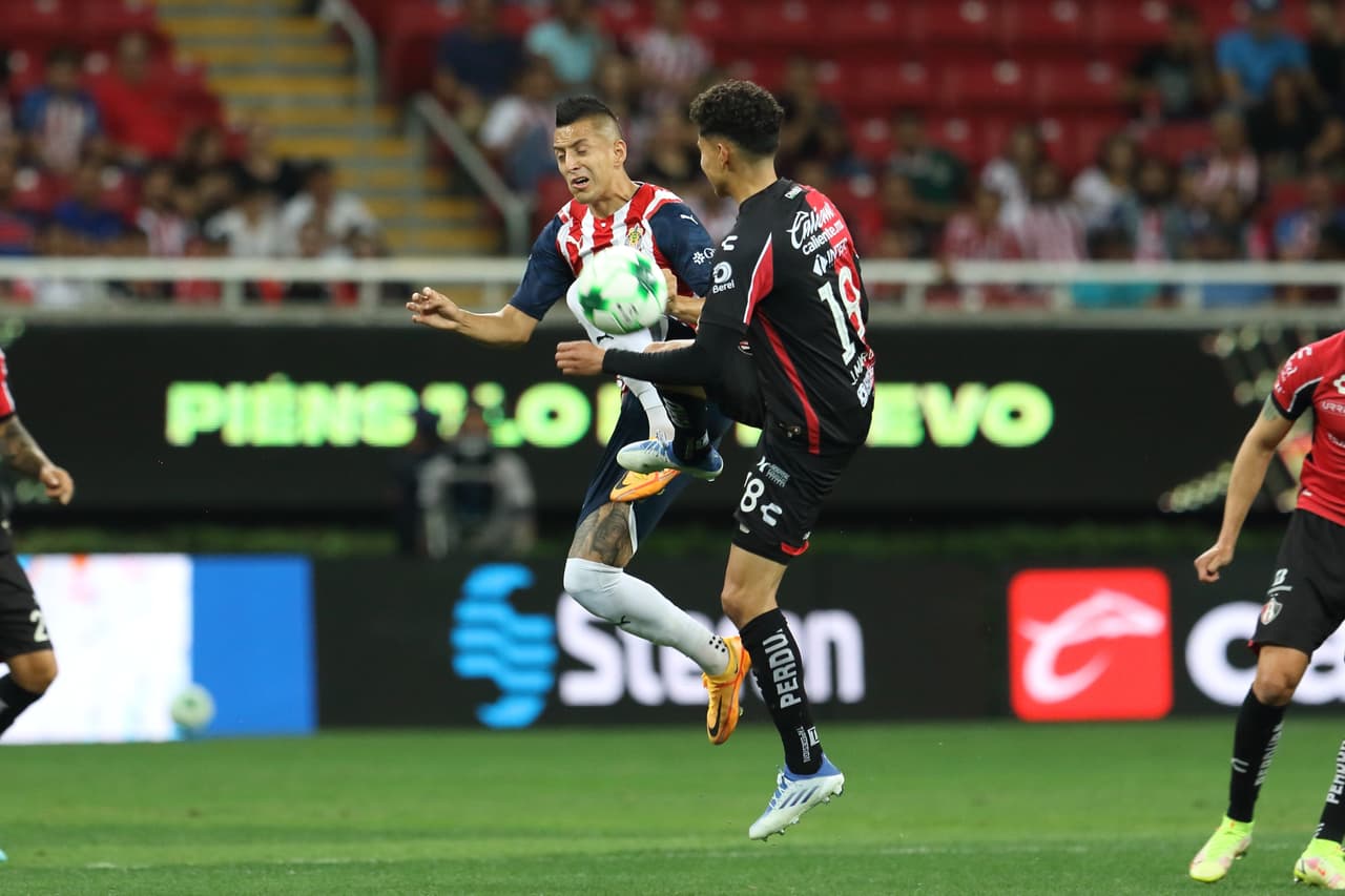 Un primer tiempo bipolar que durante 30 minutos no presentó emociones cambió radicalmente al 28' con el 0-1 de Jeremy Márquez y al 44' con su doblete para silenciar el estadio de Chivas, que lucían perdidas y sin ideas.