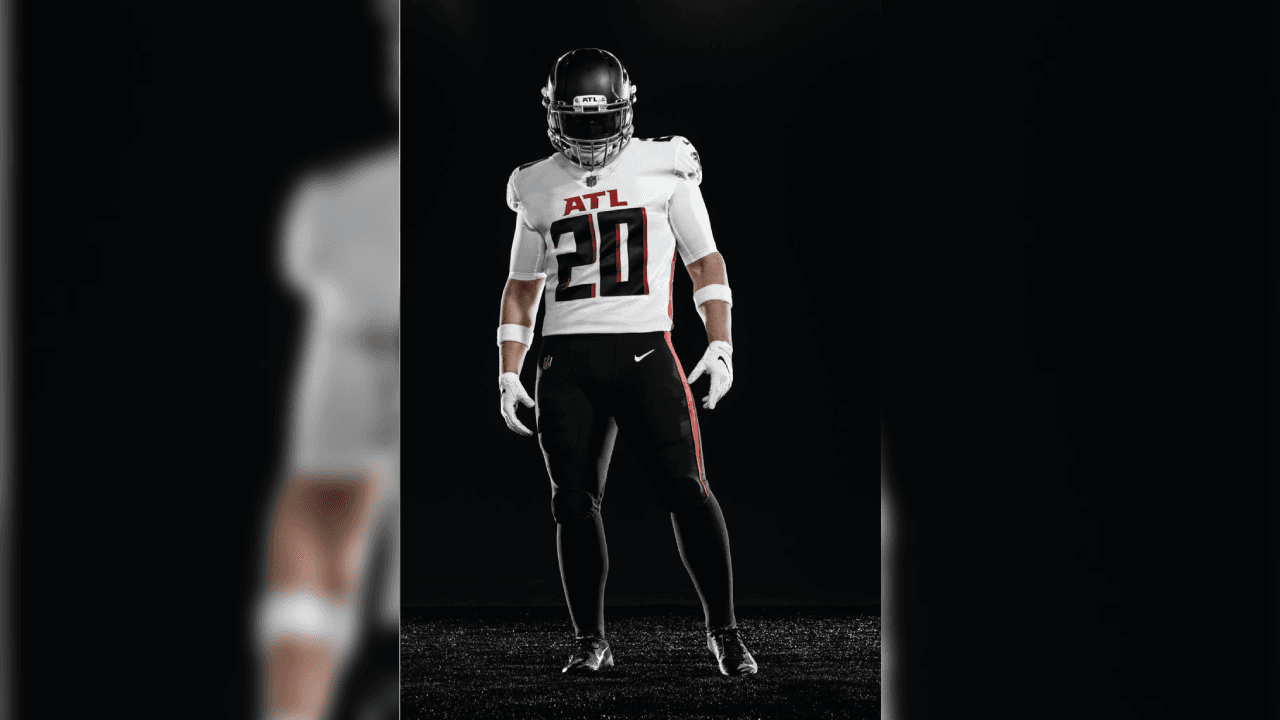 ¡Los Falcons presentan su nueva indumentaria! Con una gran variación en sus uniformes donde se eliminaron líneas en los hombros ahora predominan las tonalidades a un solo color. Así se prepara el equipo de Matt Ryan en la búsqueda de instalarse en otro Super Bowl.