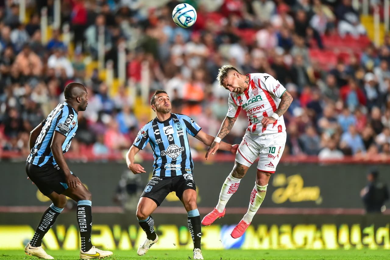 Necaxa y Gallos Blancos dividen puntos en un encuentro que terminó con emoción al límite.