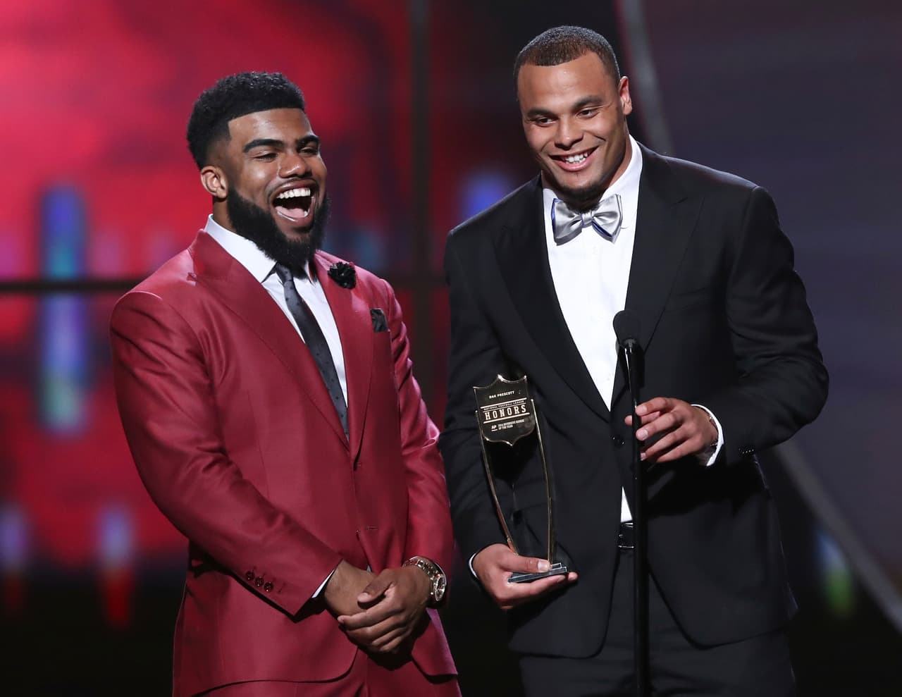 "¿No hay un cuchillo? Vamos a partir este premio a la mitad. (Elliott) se lo merecía de la misma manera que yo, por sus yardas y gran temporada", comentó Prescott al tomar el premio al novato del año.