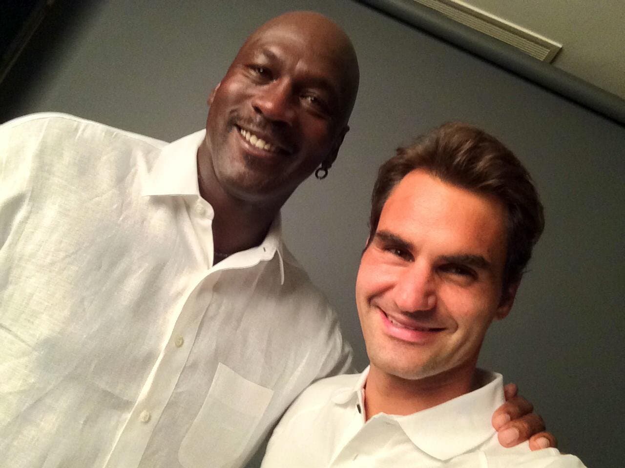 Selfie de Roger Federer junto con la leyenda Michael Jordan.