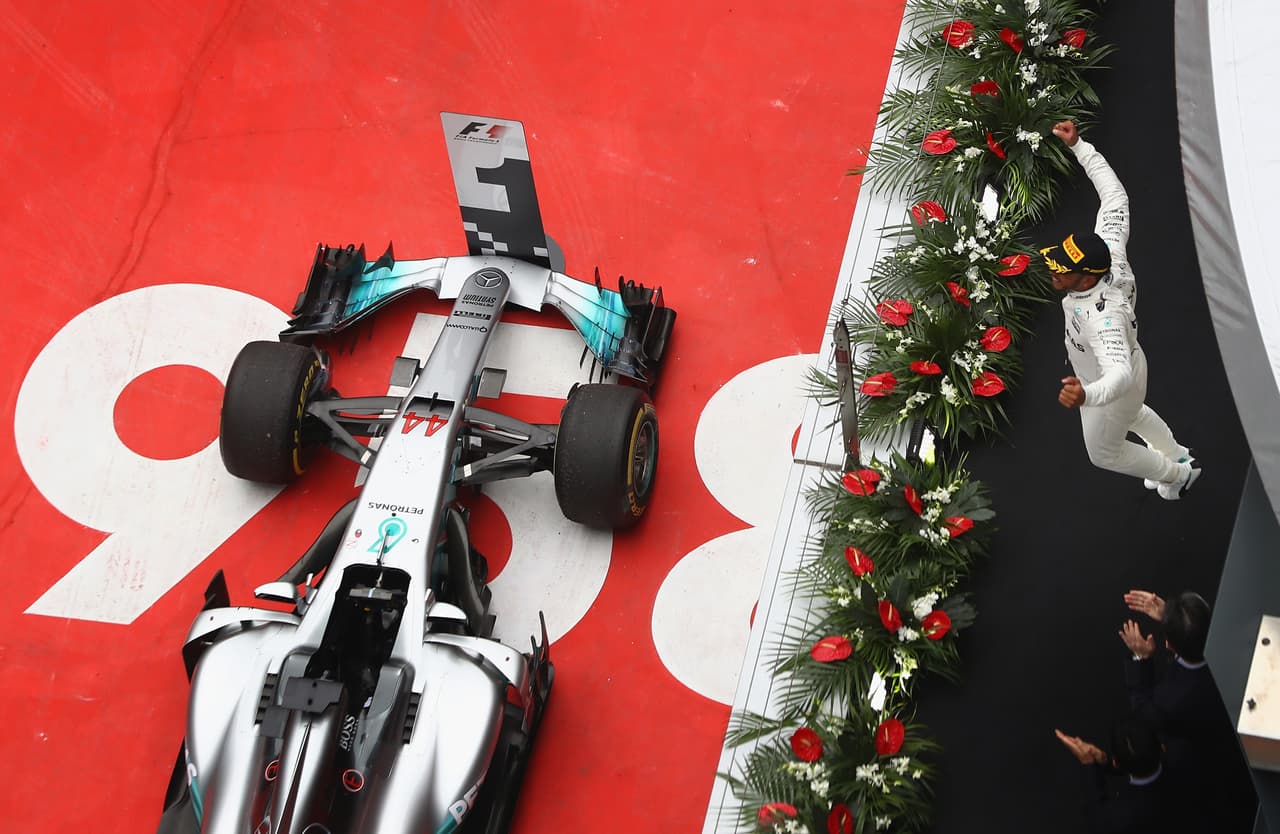 Hamilton ganó un día después de lograr su sexta 'pole' seguida, la segunda del año y la número 63 de su carrera, a sólo dos de las que logró el mítico Ayrton Senna -fallecido en accidente en 1994- y a cinco del récord de Schumacher.