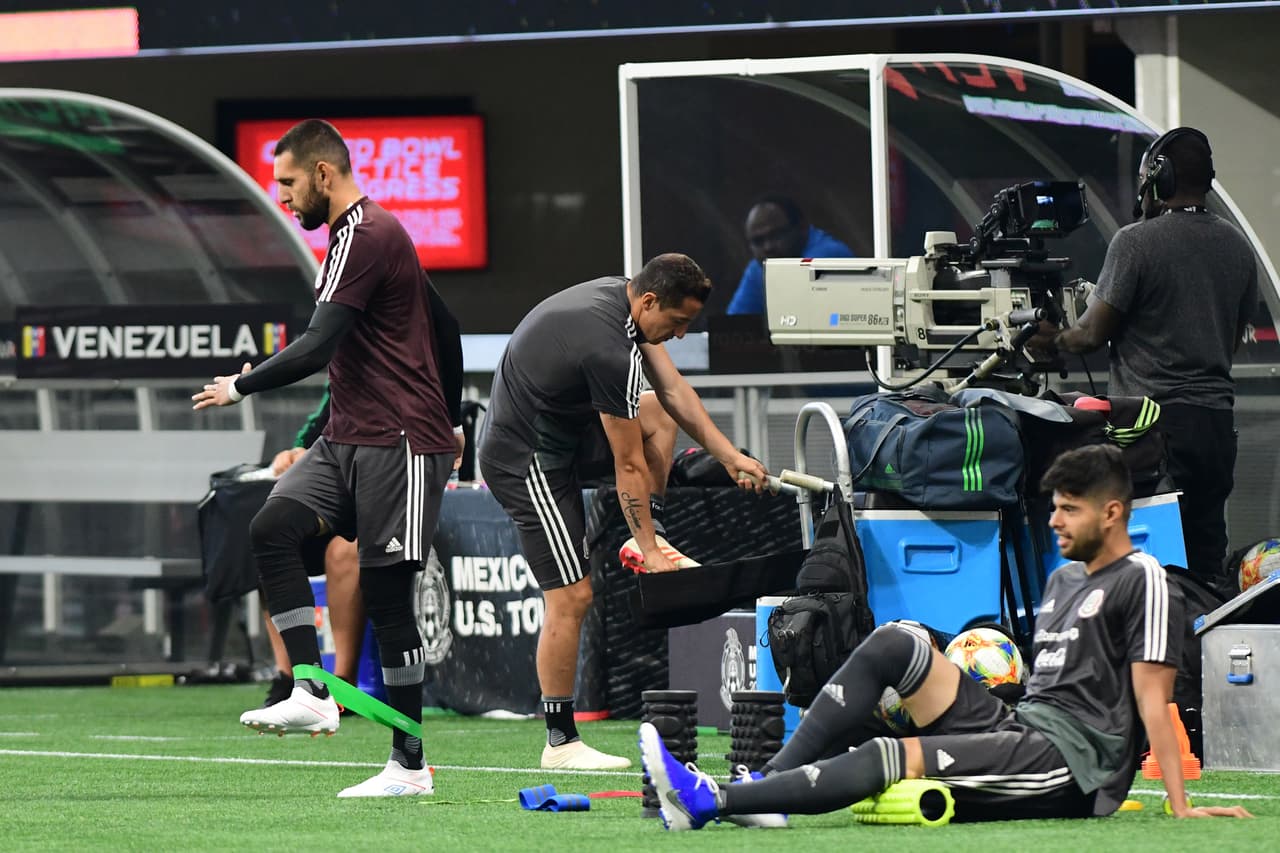 La Selección Mexicana de Fútbol se 'mojó los pies' en la fastuosa casa de los Atlanta Falcons y del Atlanta United, el Mercedes-Benz Stadium, donde jugará este miércoles ante su similar de Venezuela, un partido que sirve a ambos escuadrones de cara a sus compromisos del verano, como la Copa Oro y la Copa América, respectivamente. Así se entrenaron los jugadores del Tri bajo las órdenes de Gerardo 'Tata' Martino en Atlanta esta tarde de martes.