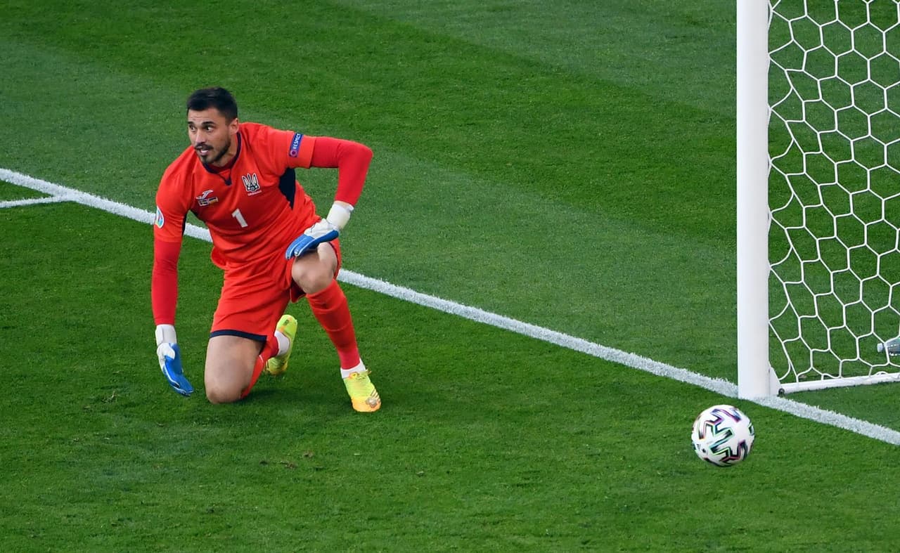 Ucrania lo hace y deja fuera a Suecia en tiempos extra con marcador de 2-1; consigue su pase a Cuartos de Final en la Euro 2020. Oleksandr Zinchenko abría el marcador al minuto 27, pero el sueco Emil Forsberg empataba el encuentro al 43'. Quien le da la victoria y el pase a la siguiente ronda a los ucranianos, es Artem Dovbyk al 120+1', quienes enfrentarán a Inglaterra este sábado.