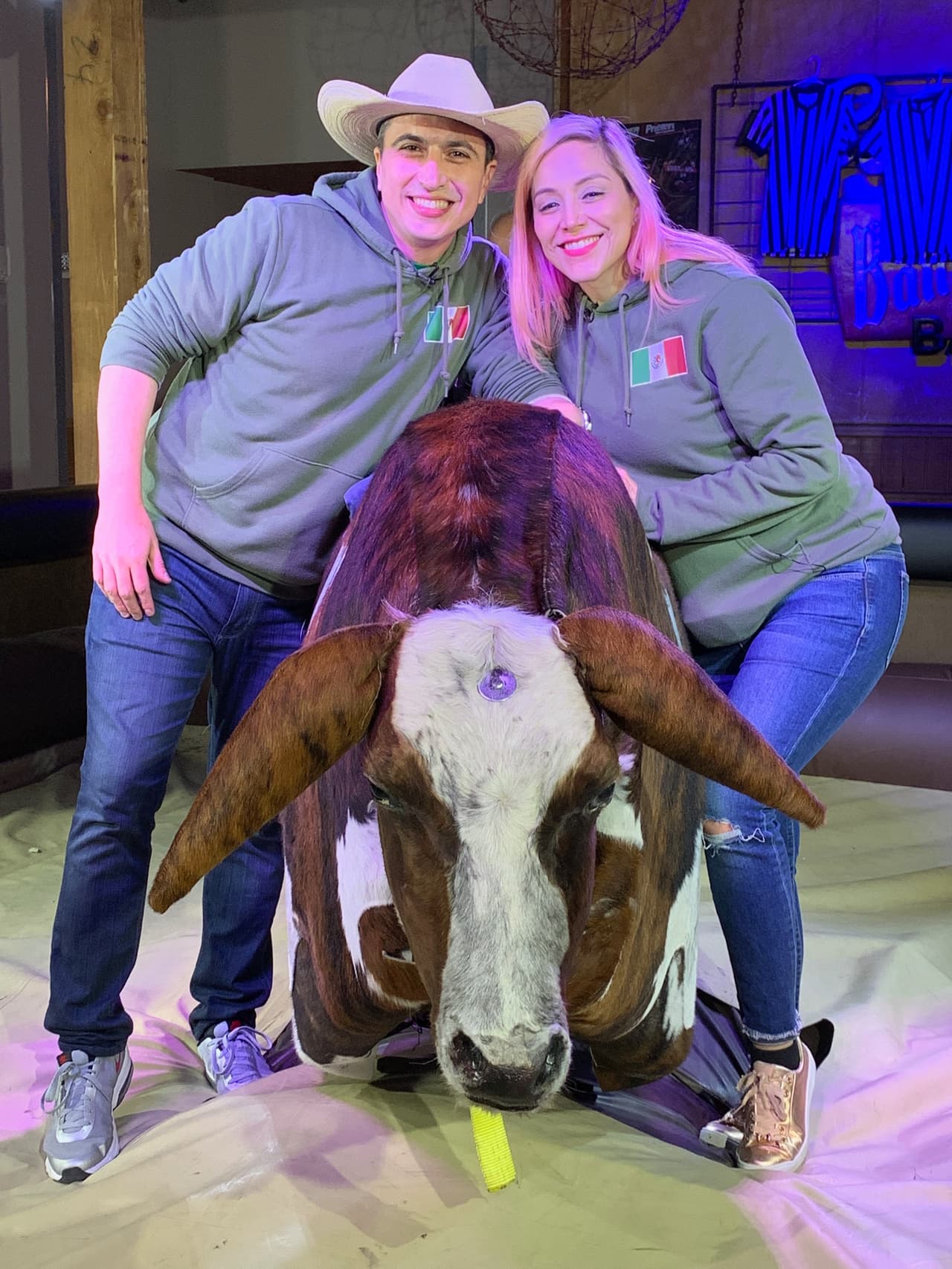 Los participantes de la emocionante Carrera de la Copa Oro de Univision Deportes visitaron Denver y aprovecharon para conocer el estadio de los Broncos, así como un bar de rodeo para pasar un buen rato.