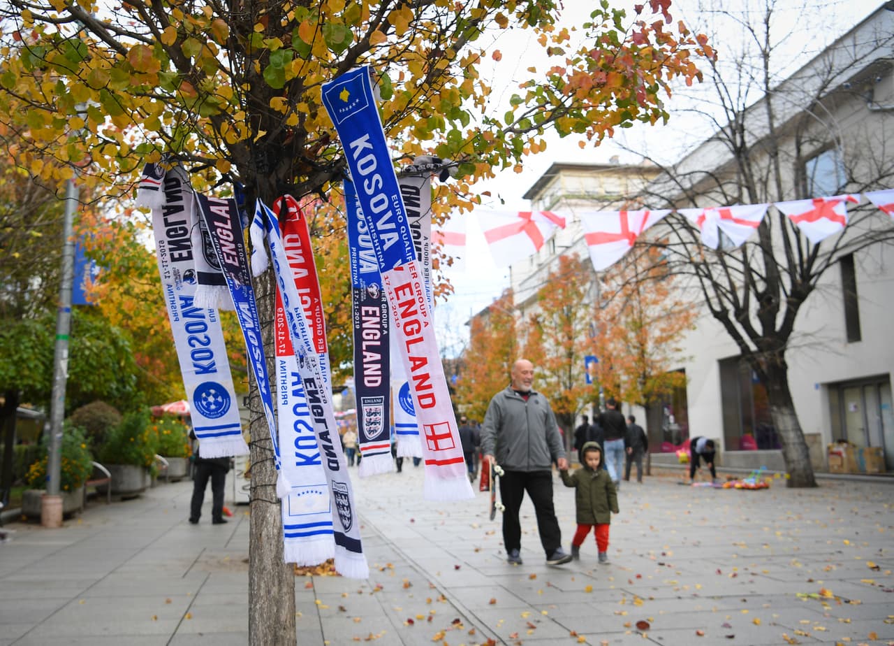 Kosovo es derrotado por Inglaterra 4-0 y es así como los ingleses obtienen su pase a la Euro 2020 como líder de grupo. Los goles fueron anotados por Winks, Kane, Rashford y Mount. Inglaterra se lleva siete victorias y una derrota.