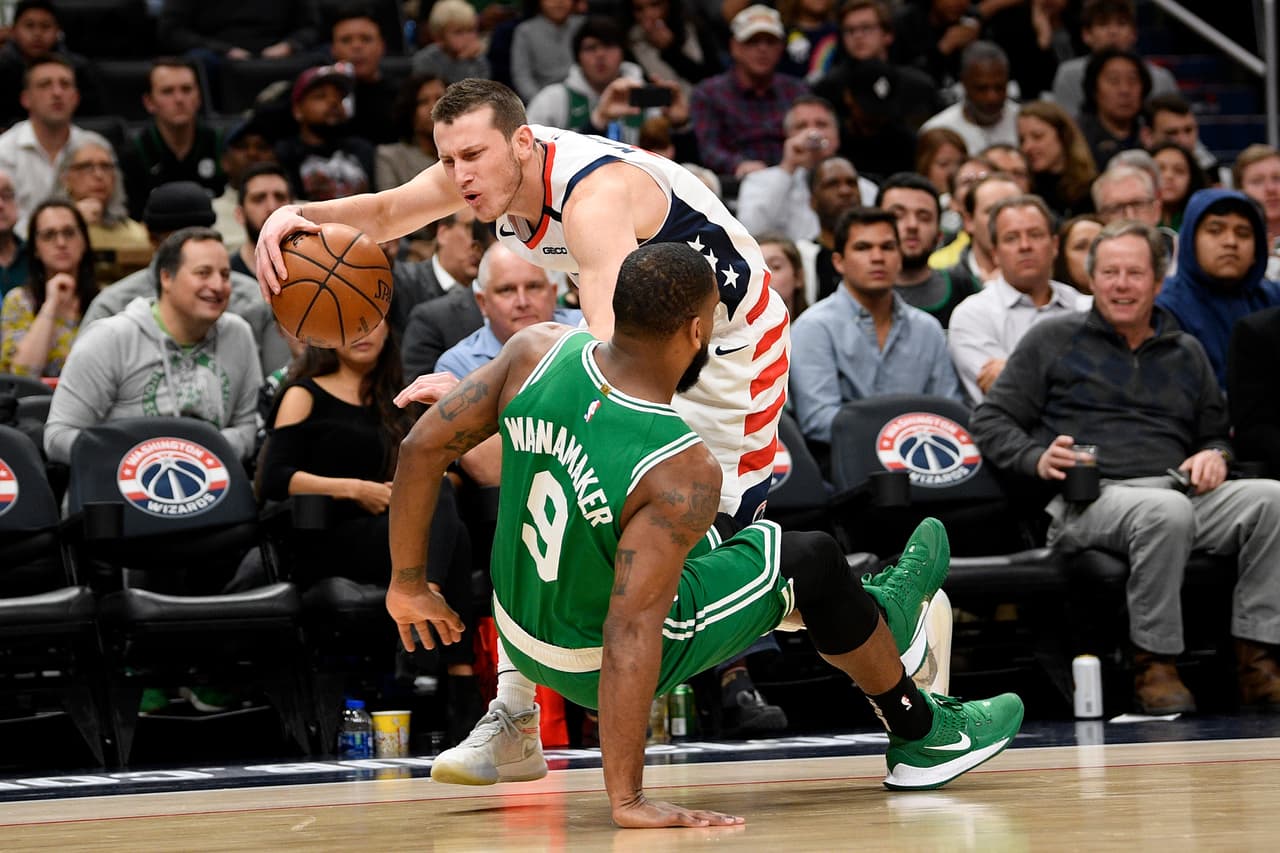 Brad Wanamaker, el guardia de los Celtic es arrollado por Garrison Mathews de los Wizards.