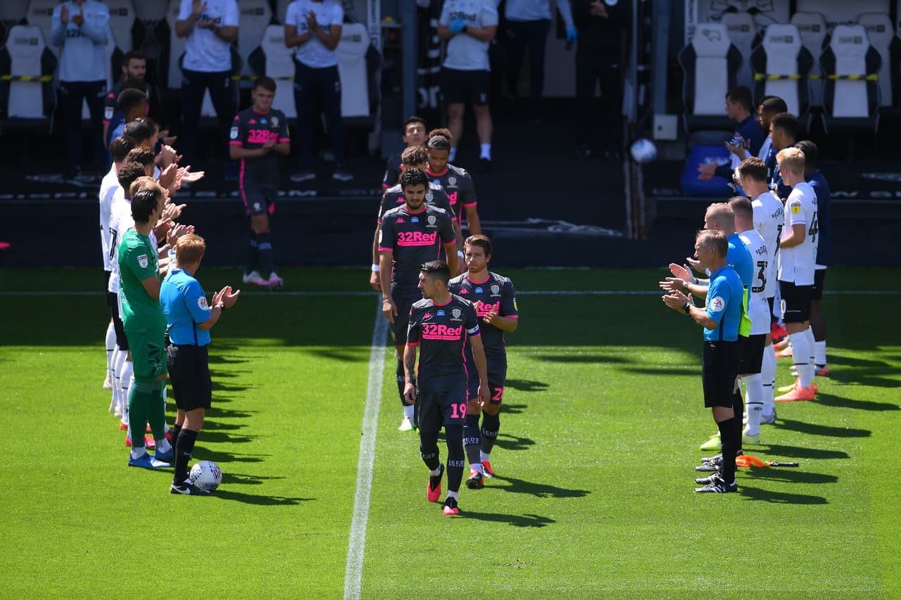 Rivales hacen 'pasillo' al Leeds United tras sellar el ascenso