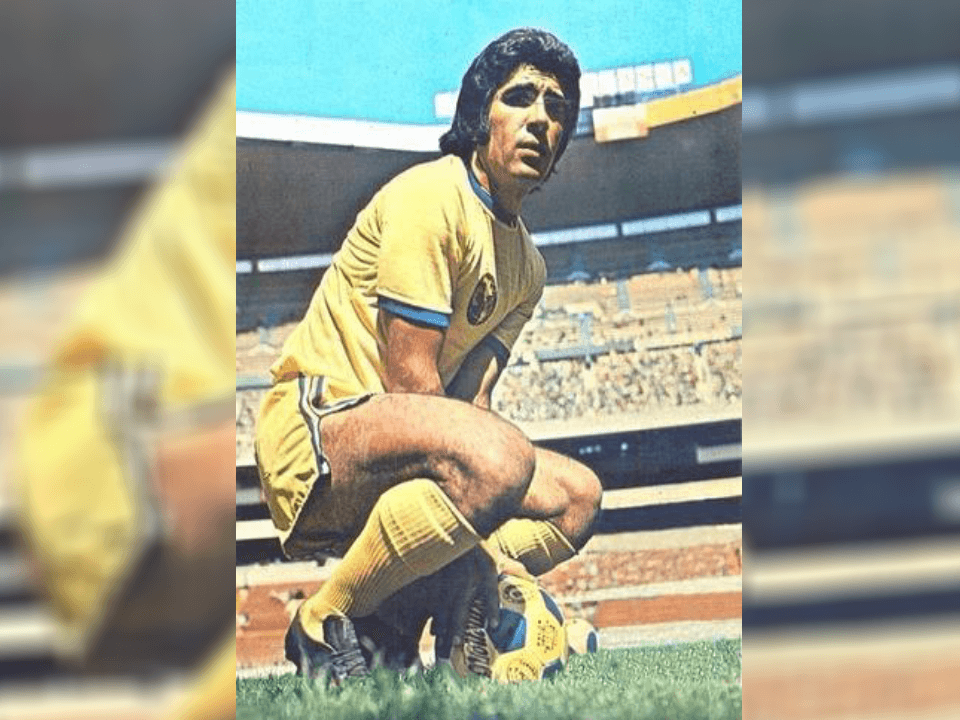<b>Carlos Reinoso, el sueño brasileño frustrado terminó en México</b>
<br>Reinoso se encaminaba a jugar en el Santos de Pelé, pero su destino y unas negociaciones, lo llevaron al club azulcrema.