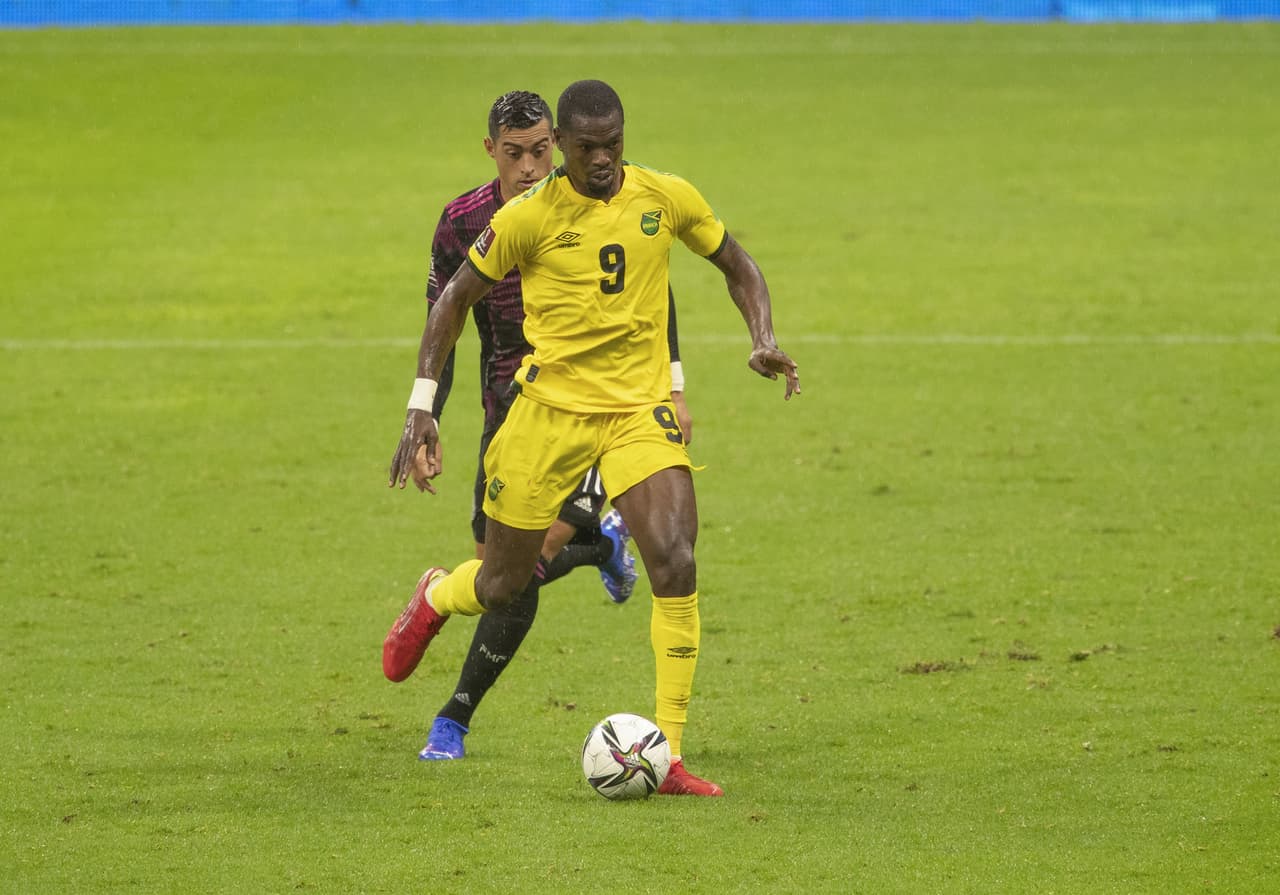 Las anotaciones de Alexis Vega y de Henry Martin hacen que México arranque el hexagonal con el pie derecho al vencer 2-1 a Jamaica.