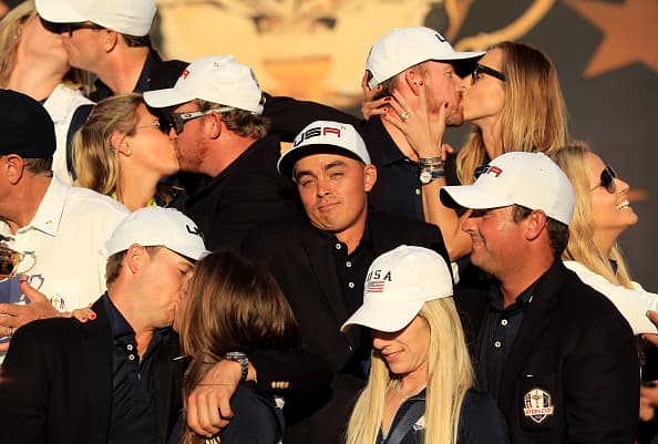 Rickie Fowler posó junto al resto de los miembros del equipo de Estados Unidos y él fue el único que no tenía a quien besar.