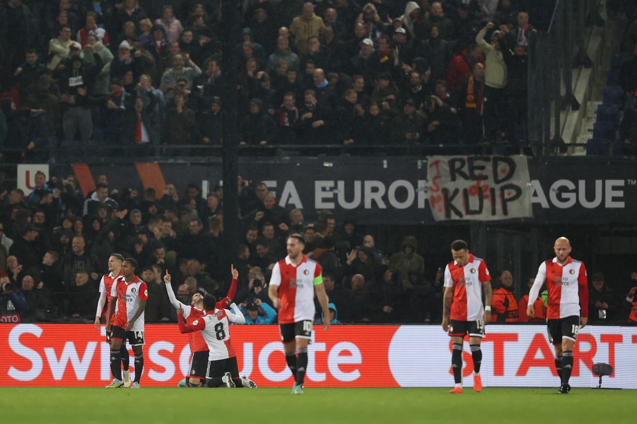 El cuadro del Feyenoord ganó como local a la Lazio con gol del mexicano Santiago Giménez al entrar de cambio y avanzó como líder; Manchester United termina segundo para Playoffs.