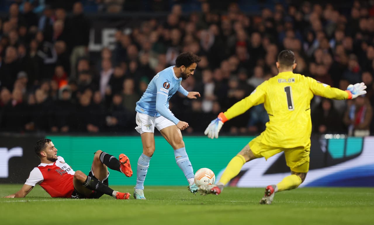 El cuadro del Feyenoord ganó como local a la Lazio con gol del mexicano Santiago Giménez al entrar de cambio y avanzó como líder; Manchester United termina segundo para Playoffs.
