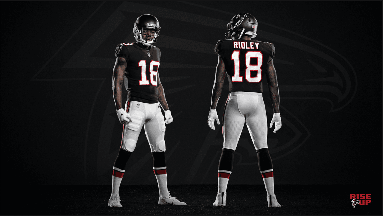 ¡Los Falcons presentan su nueva indumentaria! Con una gran variación en sus uniformes donde se eliminaron líneas en los hombros ahora predominan las tonalidades a un solo color. Así se prepara el equipo de Matt Ryan en la búsqueda de instalarse en otro Super Bowl.