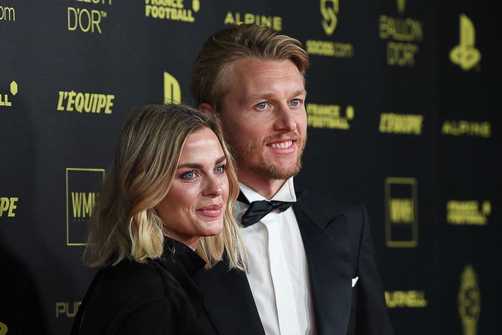 El jugador del AC Milan, Simon Kjaer y su esposa Elina Gollert.