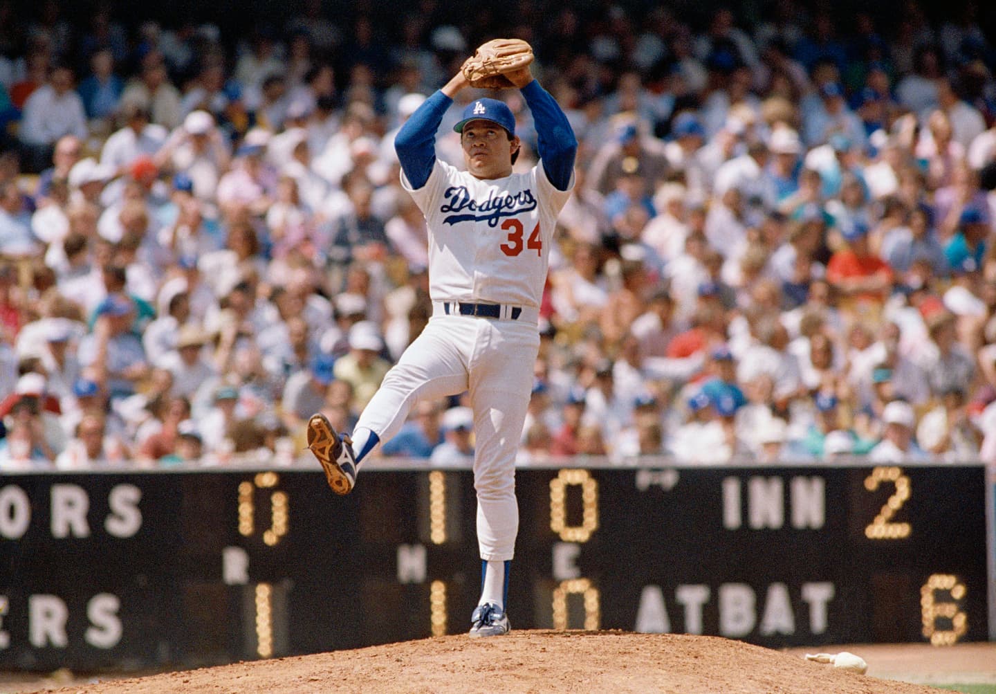 El mexicano Julio Urías sigue el camino que hace 40 años le indicó Fernando  Valenzuela - El Emergente