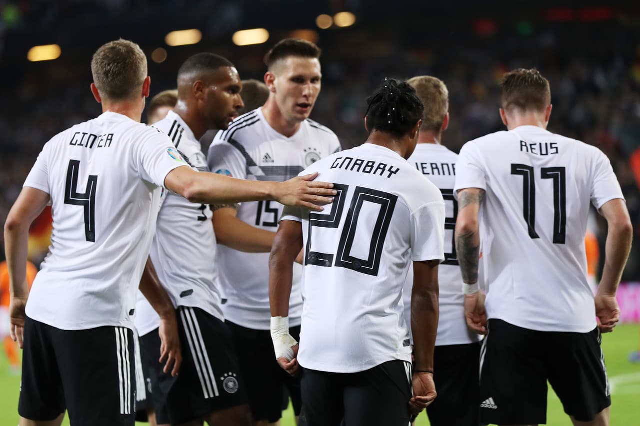 Alemania vencía 1-0 tras un gran primer tiempo pero Holanda mejoró con los cambios de Koeman y remontó en la segunda parte. Frenkie de Jong, Donyell Malen, Georginio Wijnaldum y un autogol de Jonathan Tah permitieron la remontada frente a los germanos que se adelantaron con gol de Gnabry y recortaron distancias gracias al penal bien ejecutado por Toni Kroos.