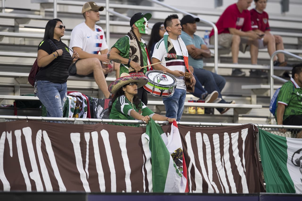 Con un grupo de fans tricolores, la Selección Mexicana se jugaba el pase a la siguiente ronda para buscar un boleto al Mundial de Francia, pero había obligación de ganar por los resultados previos.