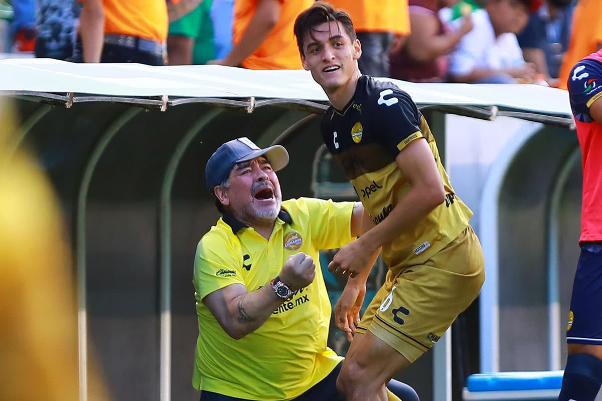 Maradona celebra con su compatriota, el delantero Jorge Córdoba, el gol al minuto 61.