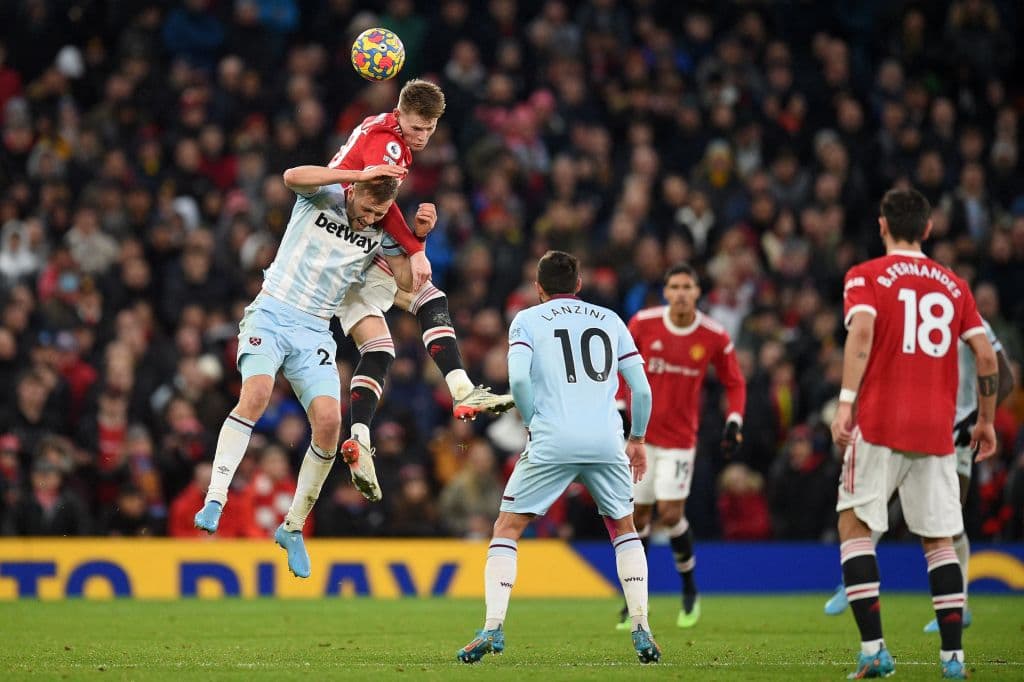 Everton desaprovechó la localía y cayó 0-1 con el Aston Villa, Leeds United hace lo mismo que el Everton y pierden 0-1 con el Newcastle, Manchester United sufre y conisgue un polémico triunfo 1-0 sobre el West Ham United y el líder Manchester City tropieza en su visita al Southampton y empatan 1-1.