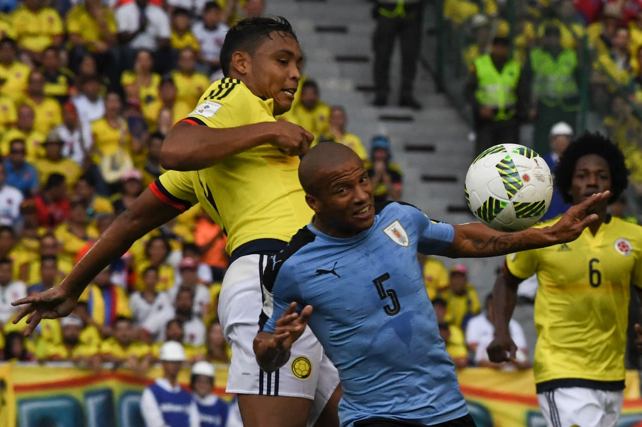 Colombia's Luis Fernando Muriel (L) and Uruguay's Carlos Sanchez vie for the ball during their Russia 2018 FIFA World Cup qualifier football match in Barranquilla, Colombia, on October 11, 2016. / AFP / Luis Acosta (Photo credit should read LUIS ACOSTA/AFP/Getty Images)
