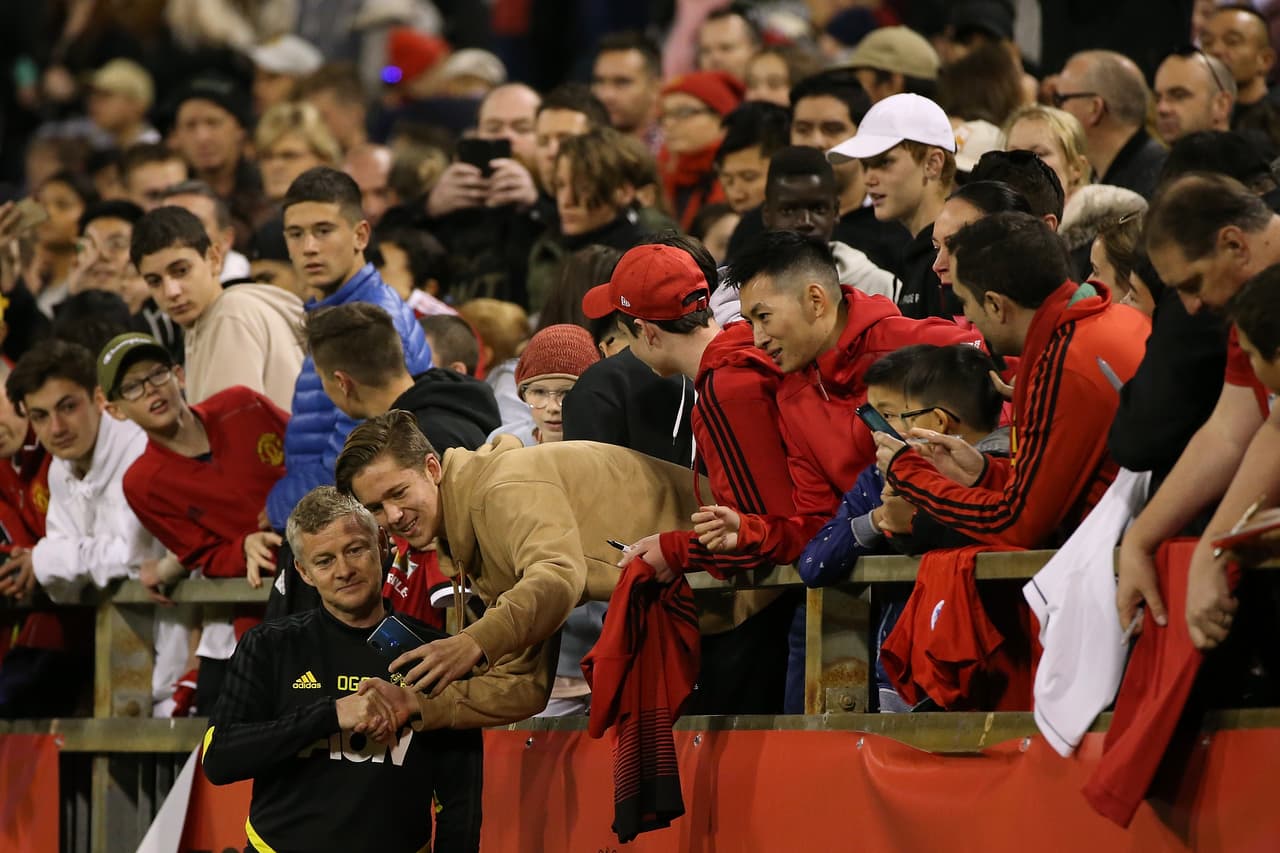Manchester United entrenó este jueves a puertas abiertas en Perth, Australia, para tener contacto con los cientos de aficionados que llegaron hasta el WACA Ground. Paul Pogba, aún sin definir su futuro, fue uno de los más aclamados tomándose fotos y firmando autógrafos a quienes se lo pidieron. Los Diablos Rojos enfrentarán al Perth Glory y al Leeds United en esta gira por suelo australiano.