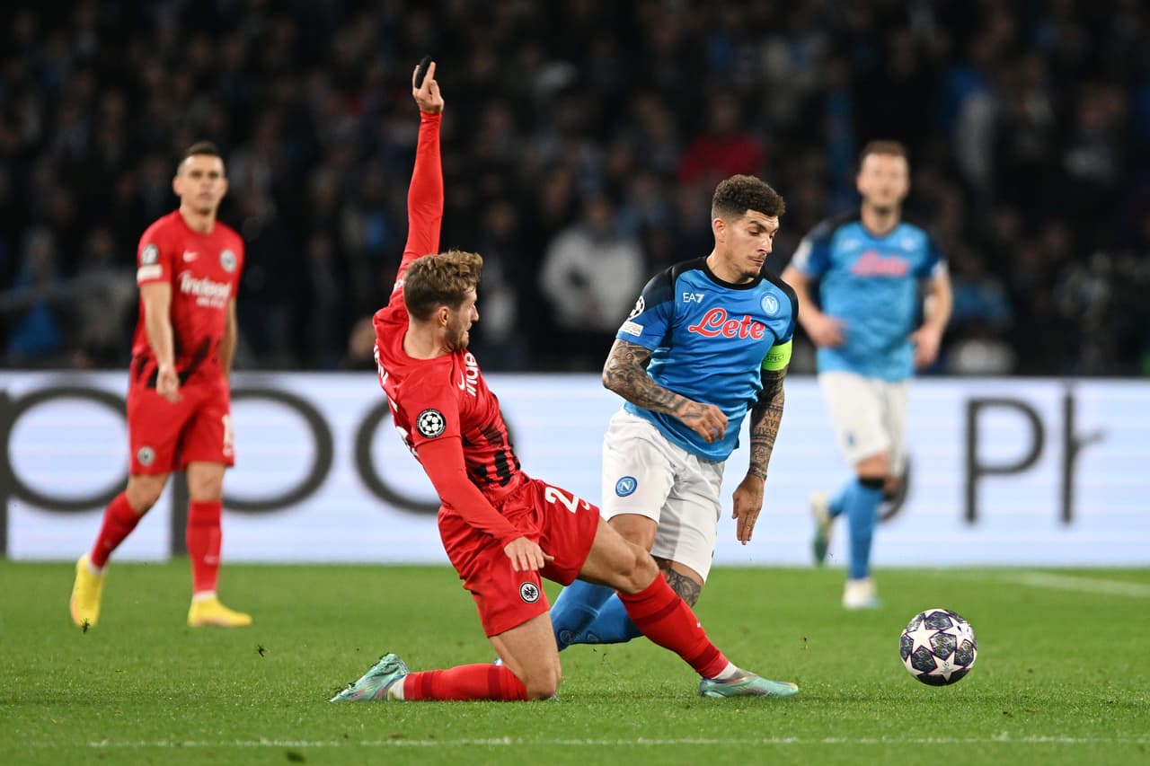 Napoli venció 3-0 al Eintracht Frankfurt con doble de Osimhen y uno más de Zielinski; 'Chucky' Lozano entró al 67'.