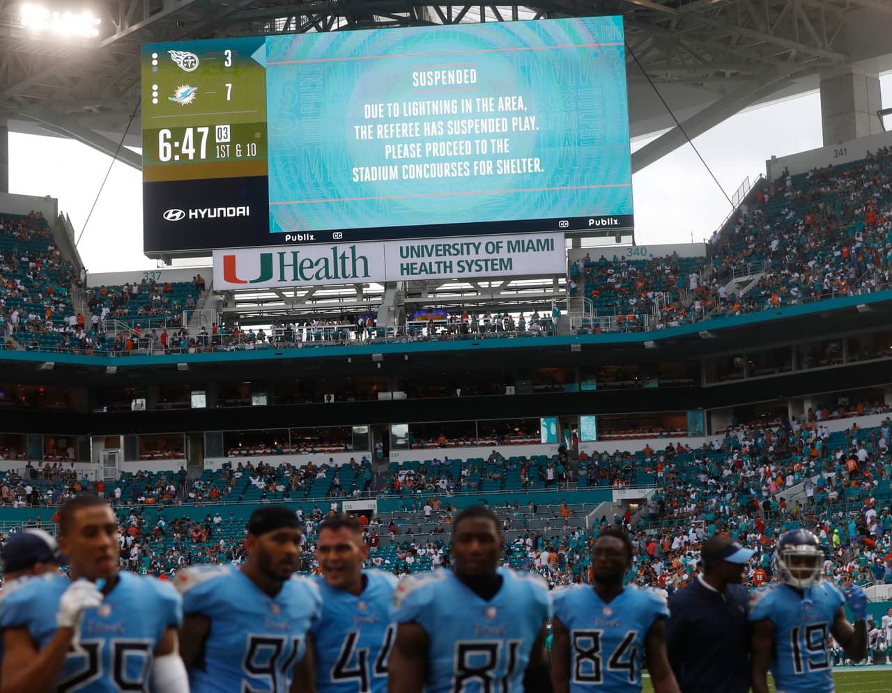 Y luego vino la involuntaria y larga pausa que hizo de este juego especial: una tormenta eléctrica ocurrió en los alredededores del estadio y el partido debió suspenderse.