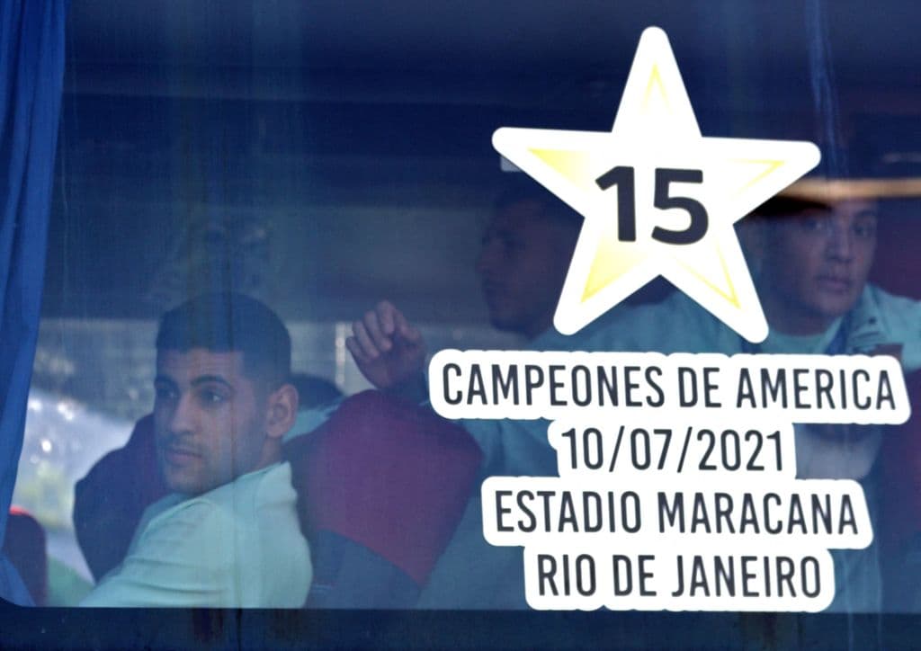 La selección argentina vuelve a Buenos Aires y así son recibidos | El equipo ‘albiceleste’ está de regreso tras consagrarse campeón de la Copa América y fanáticos, sin importar las restricciones, así los festejan.