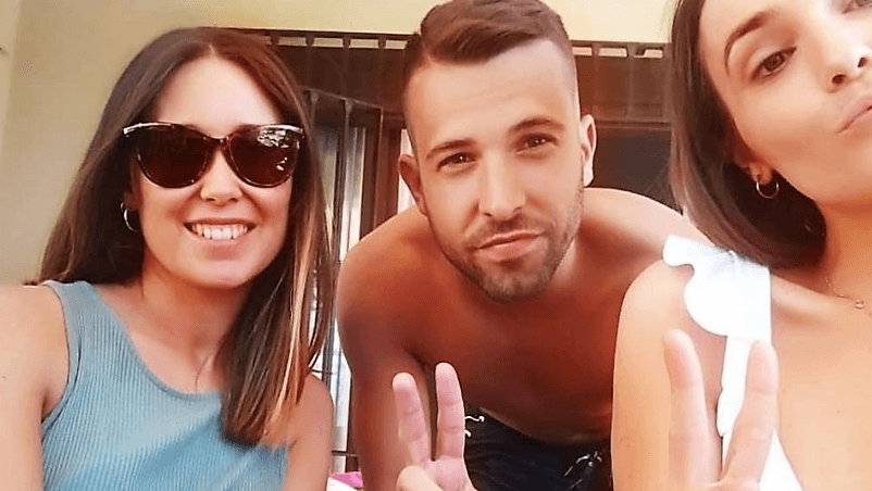 El defensor del equipo culé Jordi Alba posando y saludando para la cámara en sus últimos días de descanso.