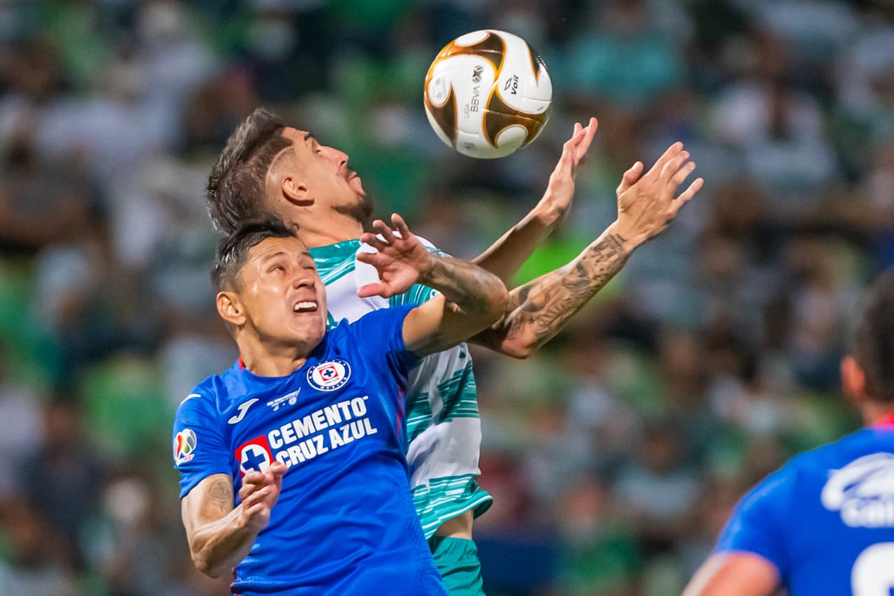 Luis Romo se encarga de darle la ventaja a Cruz Azul luego de vencer 0-1 a Santos en el Estadio Corona.