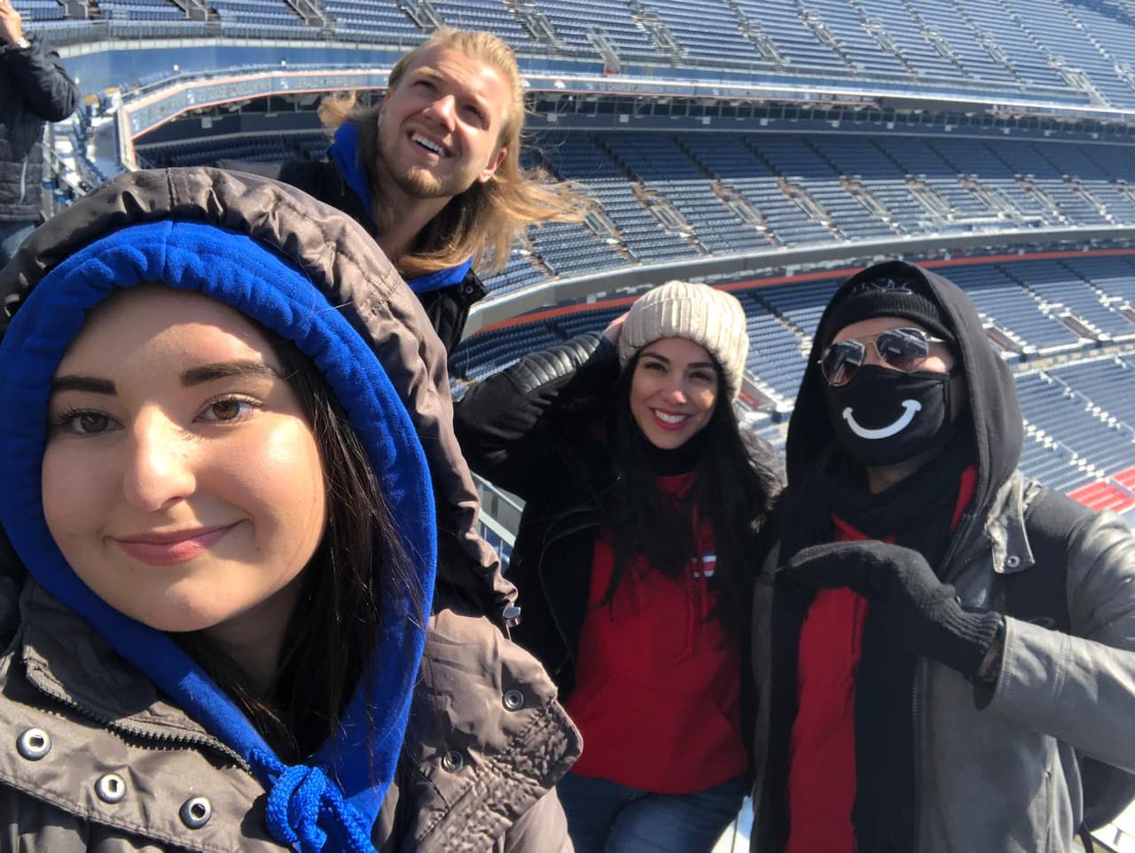 Los participantes de la emocionante Carrera de la Copa Oro de Univision Deportes visitaron Denver y aprovecharon para conocer el estadio de los Broncos, así como un bar de rodeo para pasar un buen rato.