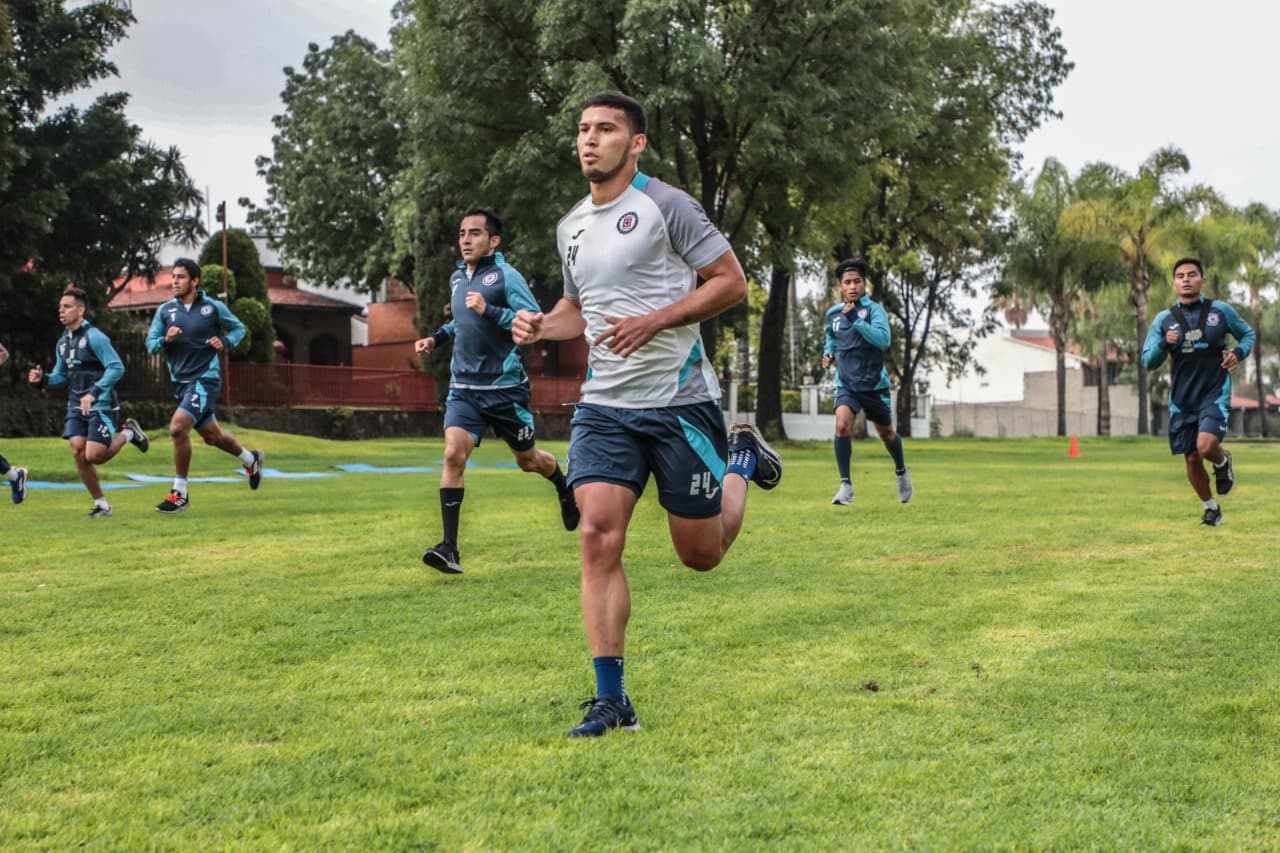 Los jugadores del Cruz Azul entrenan a tope para llegar en las mejores condiciones a su debut contra Pumas en la Copa GNP por México.