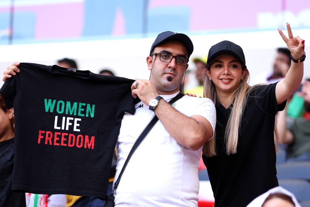 Mensajes de justicia para las mujeres de Irán se hicieron presentes durante el partido ante Gales.