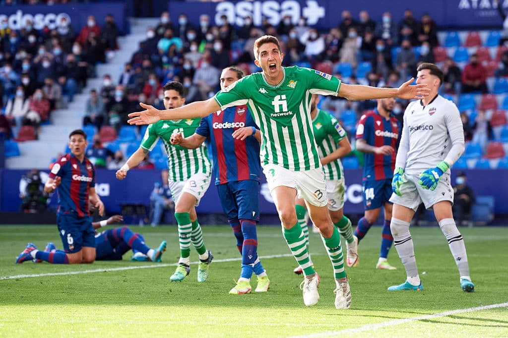 Real Betis golea al Levante con un marcador de 4-2 durante la J24 en La Liga. Daniel Gómez Alcón anotó los dos únicos goles para los 'granotes', mientras que para los verdiblancos descontaron Willian Carvalho, Edgar González y Nabil Fekir se lució con doblete. Los mexicanos Diego Lainez y Andrés Guardado jugaro 25 minutos.