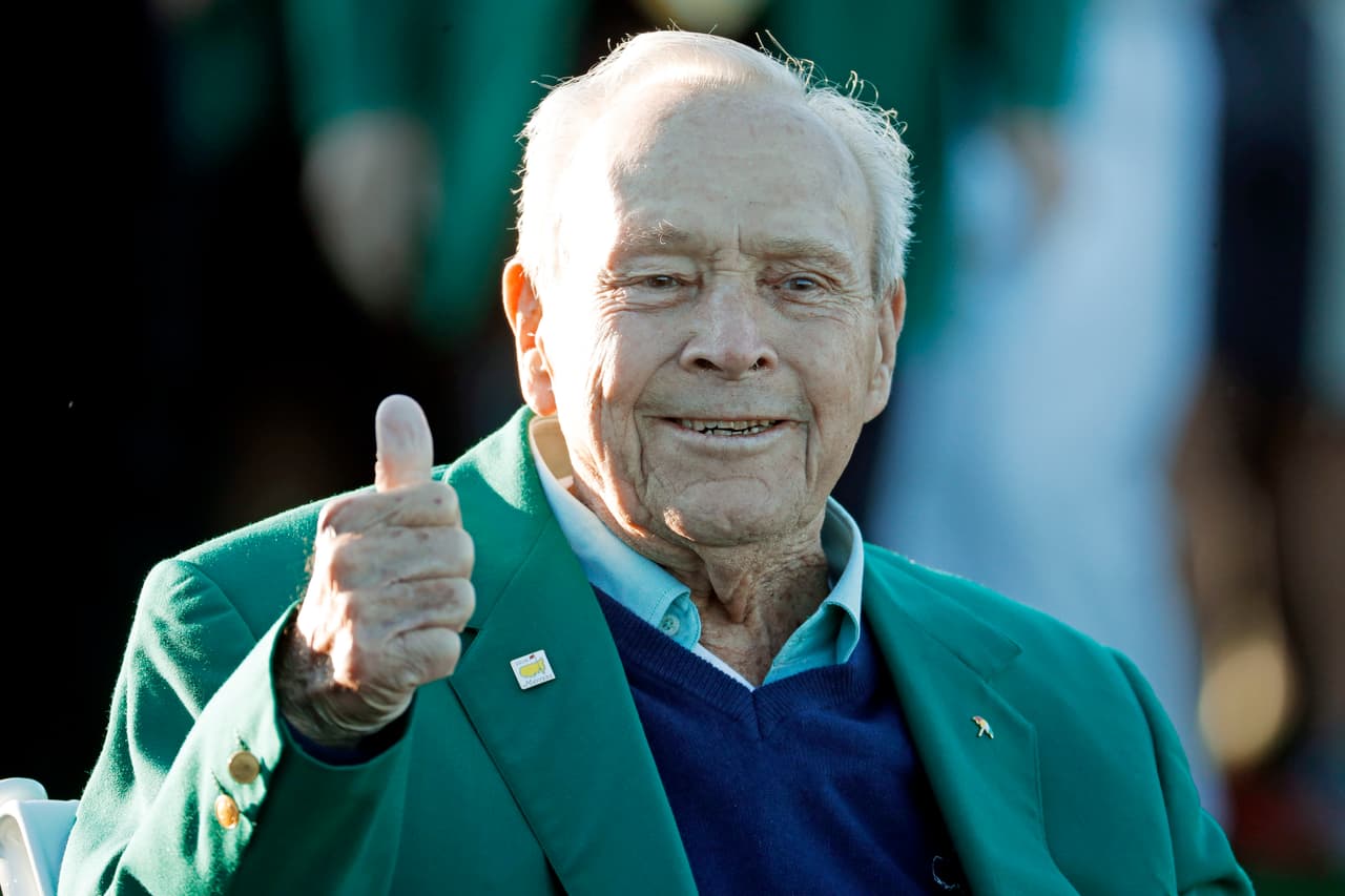 Arnold Palmer gives a thumbs up before the ceremonial first tee before the first round of the Masters golf tournament Thursday, April 7, 2016, in Augusta, Ga. (AP Photo/Charlie Riedel)
