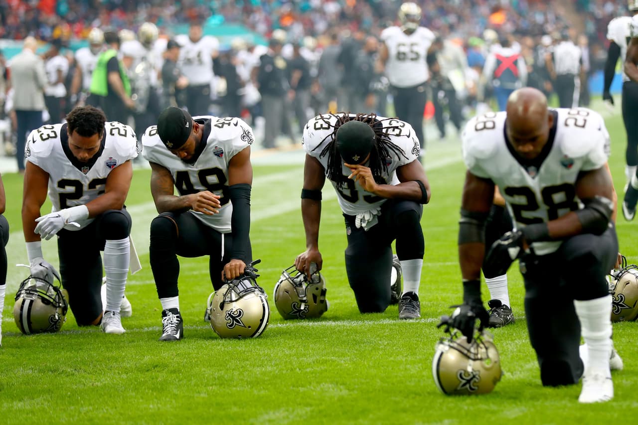 Ya es habitual ver a muchos jugadores de la NFL hincarse como protesta durante los himnos de Estados Unidos en los estadios.