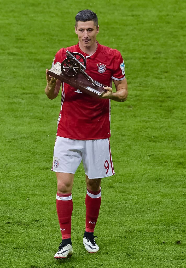 En Alemania, Robert Lewandowski hizo 30 goles, cifra que supera los 20 que hizo en la temporada pasada, en la que también fue máximo goleador y los 19 de Meier cuando fue líder de goleo en la 2014-15. De hecho, nadie lograba 30 goles en la Bundesliga desde que lo hizo Gerd Muller en la campaña 1973-74.