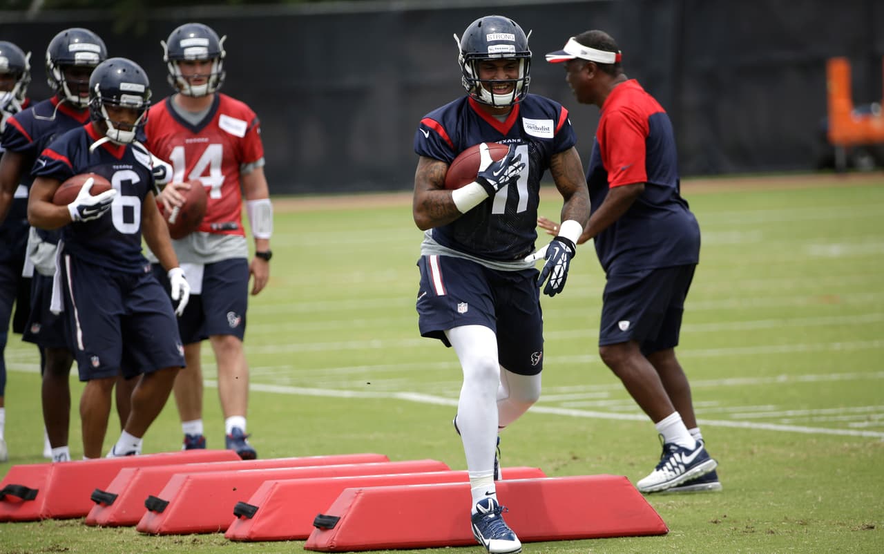 Checa las imágenes del novato receptor de los Houston Texans, Jaelen Strong, durante su sesión de fotos y dentro de los entrenamientos (AP-NFL).