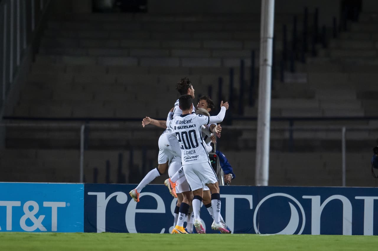 Juan Dinenno es el encargado en patear el penal y darle la ventaja a los felinos.