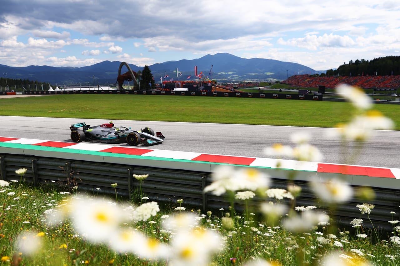 Charles Leclerc conquistó el GP de Austria por delante de Max Verstappen y Lewis Hamilton, en una carrera donde el mexicano Checo Pérez abandonó varias vueltas después de un roce que tuvo con George Russel, quien fue sancionado, y en la que Carlos Sainz también abandonó por una falla en el motor.