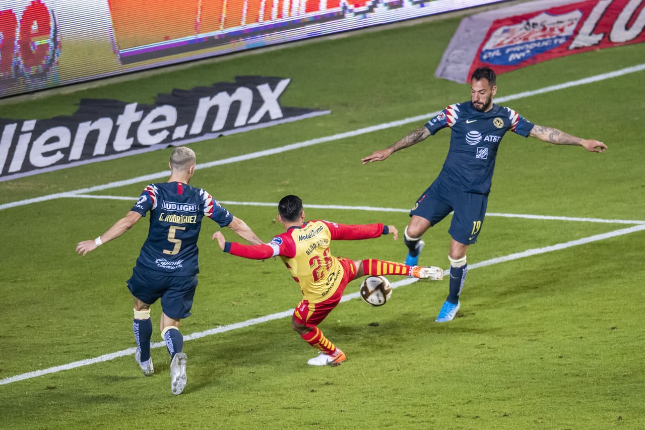 Aldo Rocha remata en el área tras un contragolpe perfecto del Morelia.