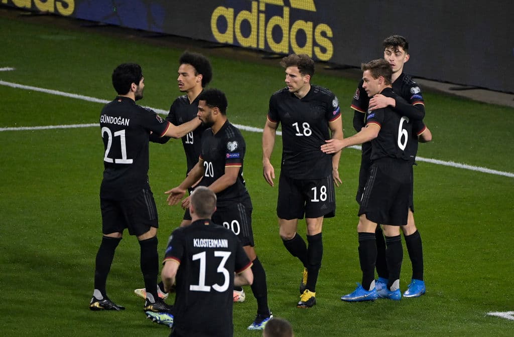 Grupo J | Alemania tundió 3-0 a Islandia.