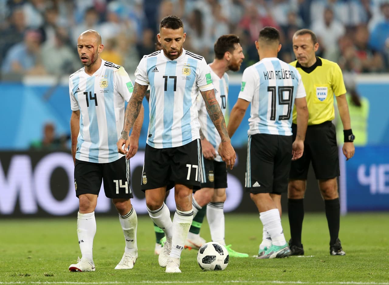 Si de por sí había dejado muchas dudas en las eliminatorias de Conmebol, la Albiceleste confirmó su mal momento igualando con Islandia -penal fallado incluido- y luego fue exhibida 3-0 por Croacia. Una victoria sufrida ante Nigeria la tiene en la siguiente ronda, pero no parece descabellado que Francia le pase por encima y apague el ánimo argentino tras una actuación paupérrima en Rusia.