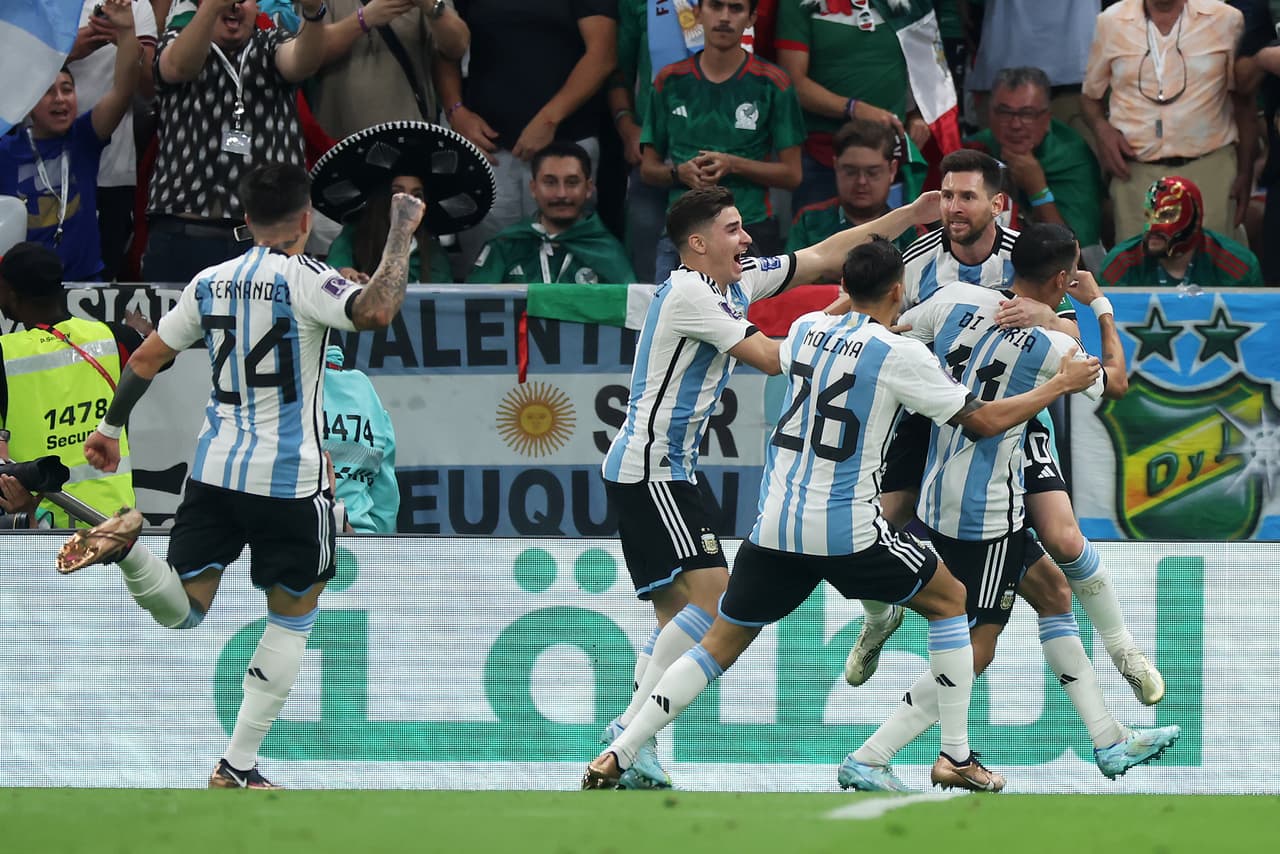 La Selección de Argentina sacó los tres puntos tres vencer a México por dos goles contra cero con las anotaciones de Messi y Fernández en el segundo tiempo con lo que se coloca en el segundo lugar del Grupo C y México cae al sótano.