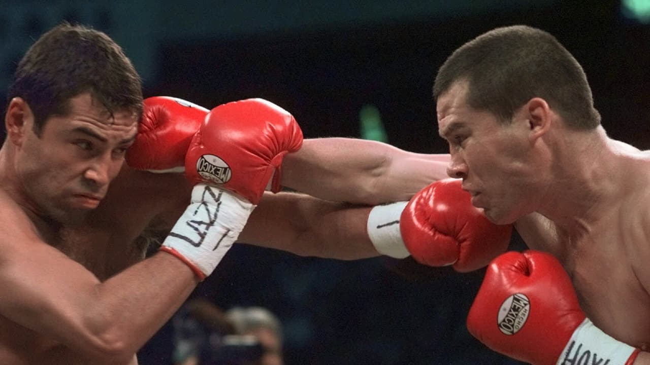 Julio César Chávez | A la opinión de muchos expertos, es uno de los cinco mejores boxeadores mexicanos de todos los tiempos. El oriundo de Ciudad Obregón, terminó su carrera con 107 victorias (88 KO’s), dos empates y seis derrotas. Por si fuera poco, el dueño del mortal gancho al hígado conquistó tres divisiones.