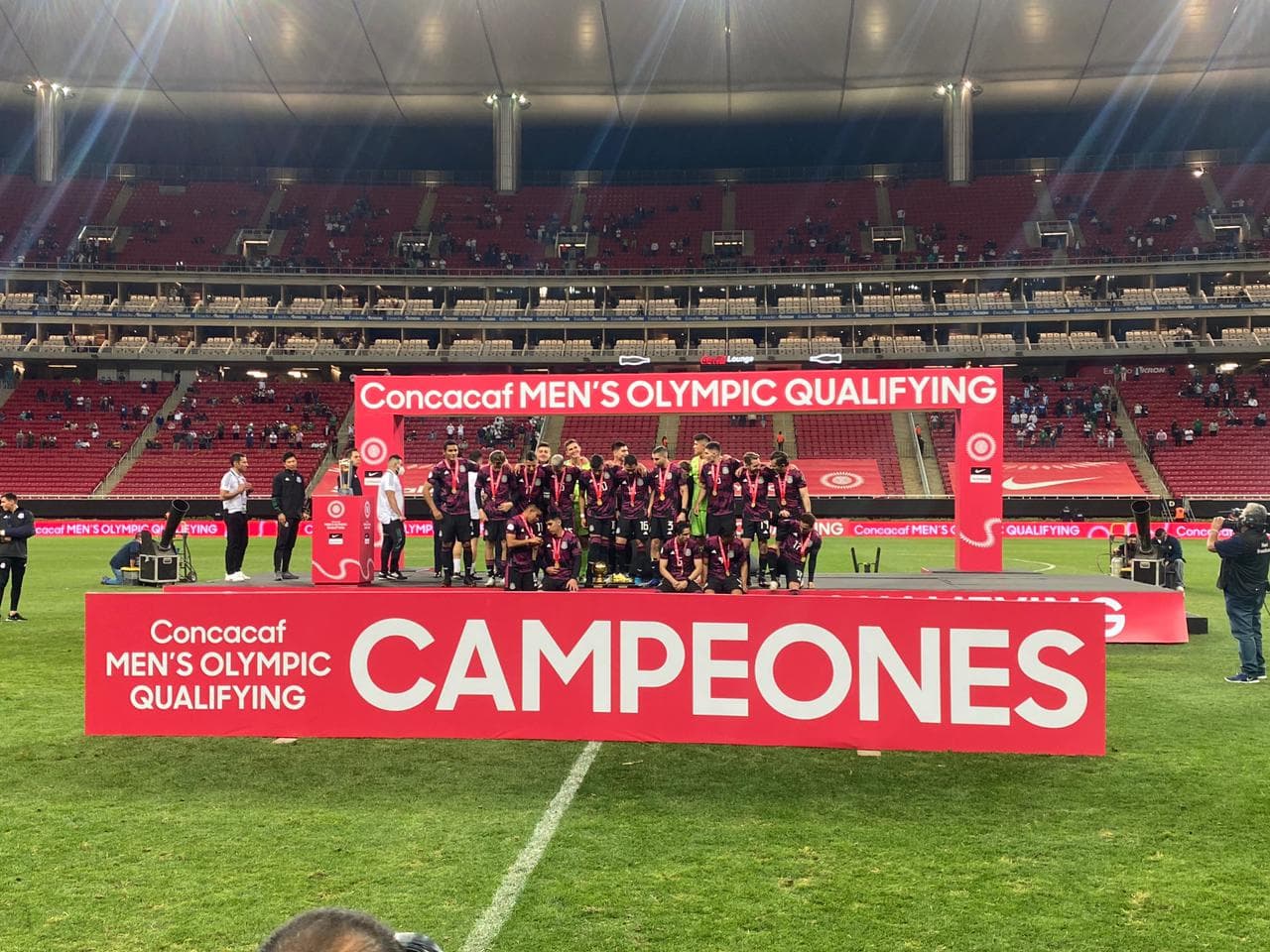 México celebra en el EStadio su Jalisco su tercer título al hilo del Preolímpico masculino, Alexis Vega recibió el Balón de Oro al mejor jugador del troneo y Sebastián Córdova se quedó con la bota de oro luego de quedar como campeón de goleo del certamen.